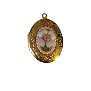 Vintage Victorian Gold Tone‎ Floral Locket Pendant